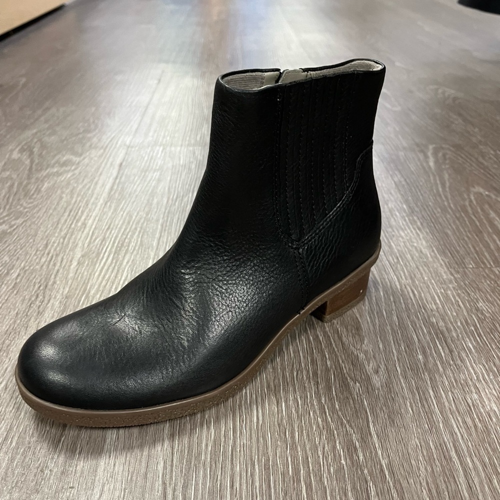 New with box daisie dansko boot black
